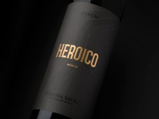 Materiales Exquisitos : La Esencia de Nuestro diseño de etiqueta de vino